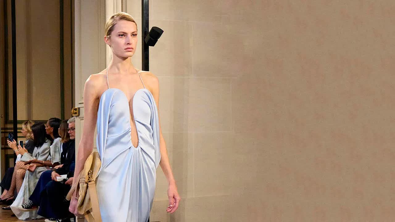 Victoria Beckham'ın 2024 İlkbahar ve Yaz Koleksiyonu Moda Dünyasında Beğeni Topladı