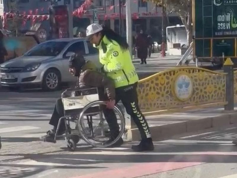 Elazığ'da Polis memurları gönülleri fethetti, örnek davranışları tebrikleri hak etti.