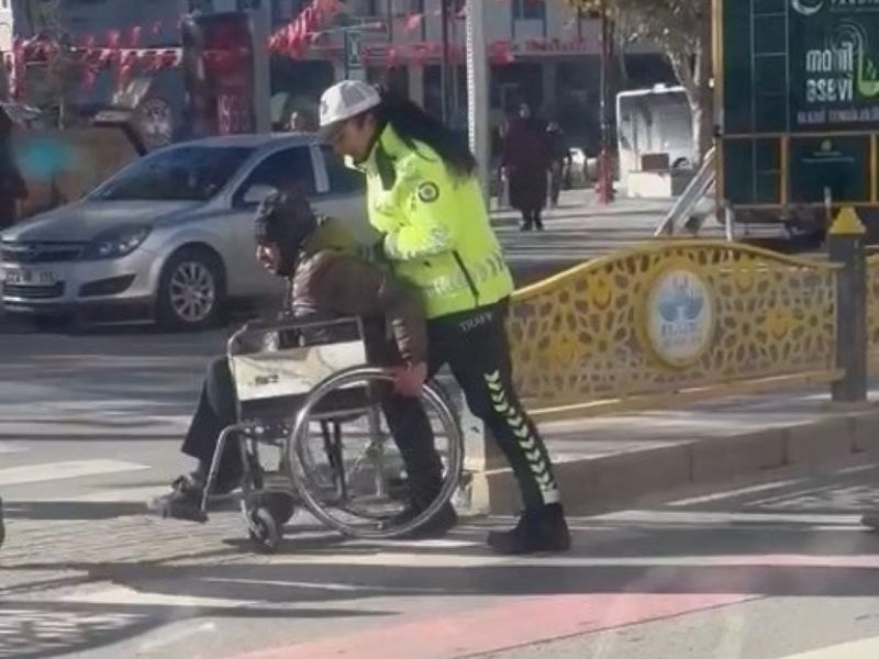 Elazığ'da trafik polisi, engelli vatandaşı karşıya geçirince hayırseverden büyük jest!