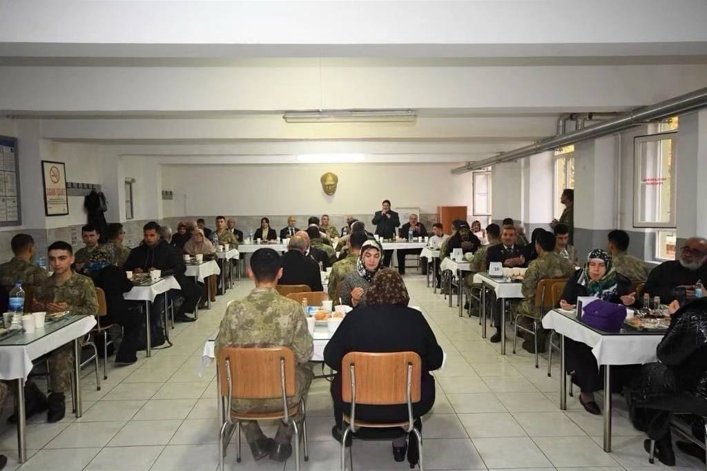 Türkiye’nin Kahraman Gazileri, Gaziantep Kışlasında Askerlerle Buluştu