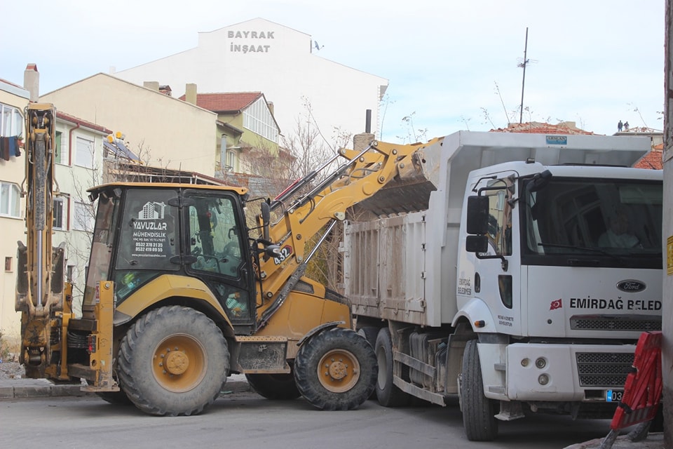 Emirdağ'da Cumhuriyet Mahallesi'nde Yol Yenileme Çalışmaları Başladı