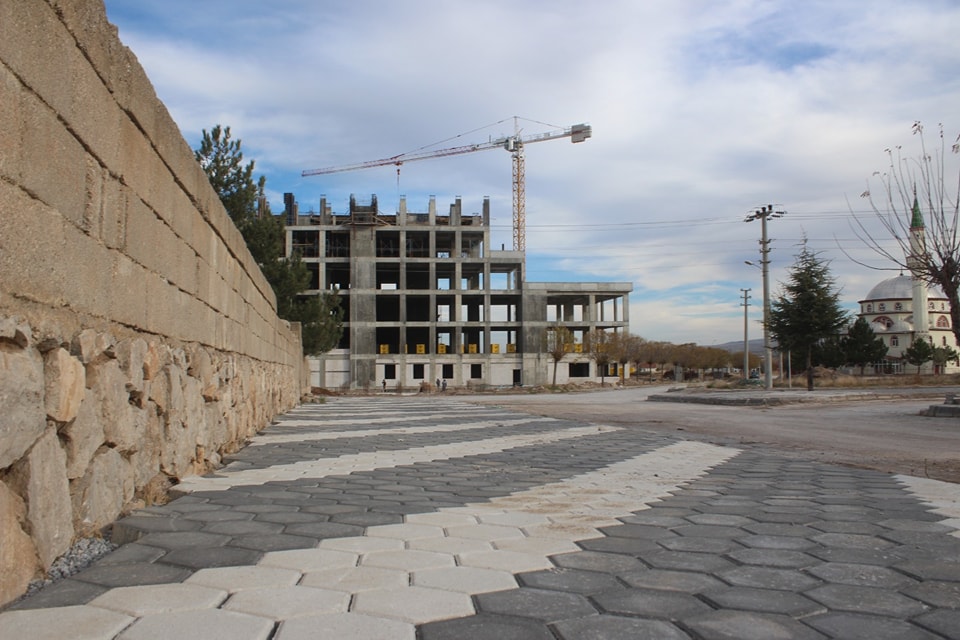 Emirdağ Belediyesi, Yeni Hastane bölgesinde kaldırım döşeme çalışmalarını sürdürüyor.