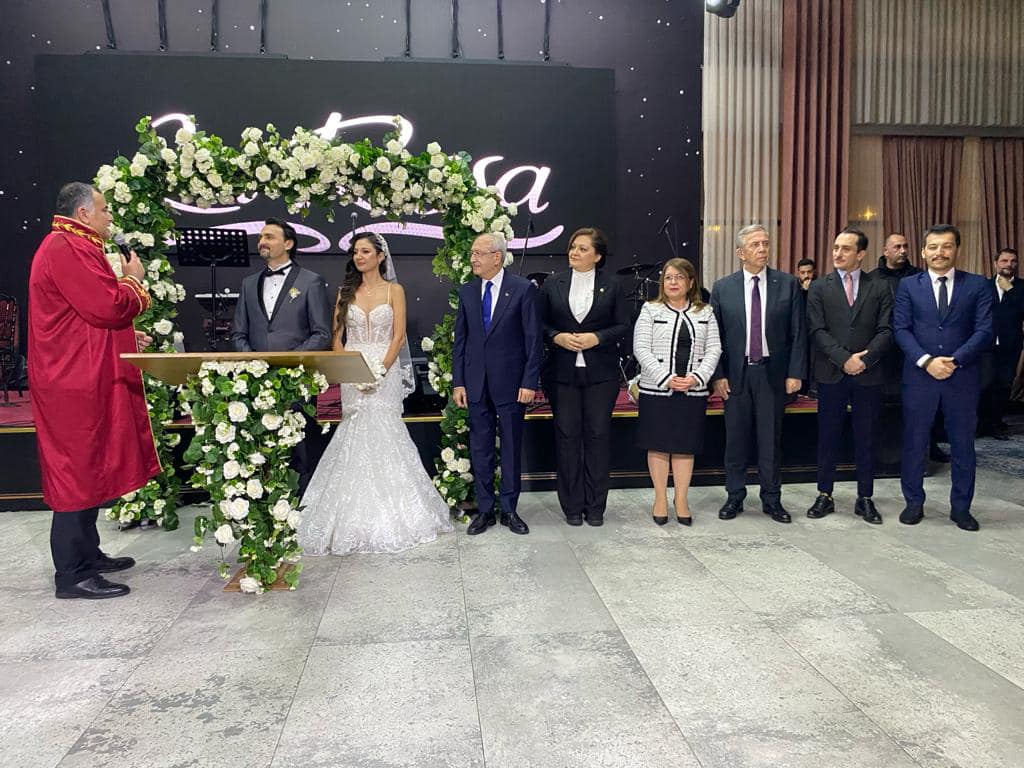 CHP Milletvekili Burcu Köksal, Semra Dinçer'in kızının nikah töreninde Kemal Kılıçdaroğlu ile birlikte şahitlik yaptı.