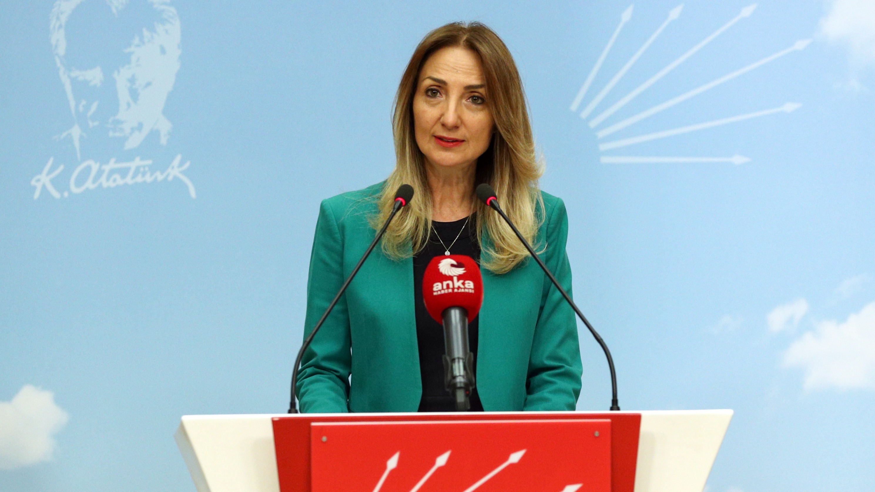 CHP'li Aylin Nazlıaka, eski Bakan Derya Yanık hakkında suç duyurusunda bulundu