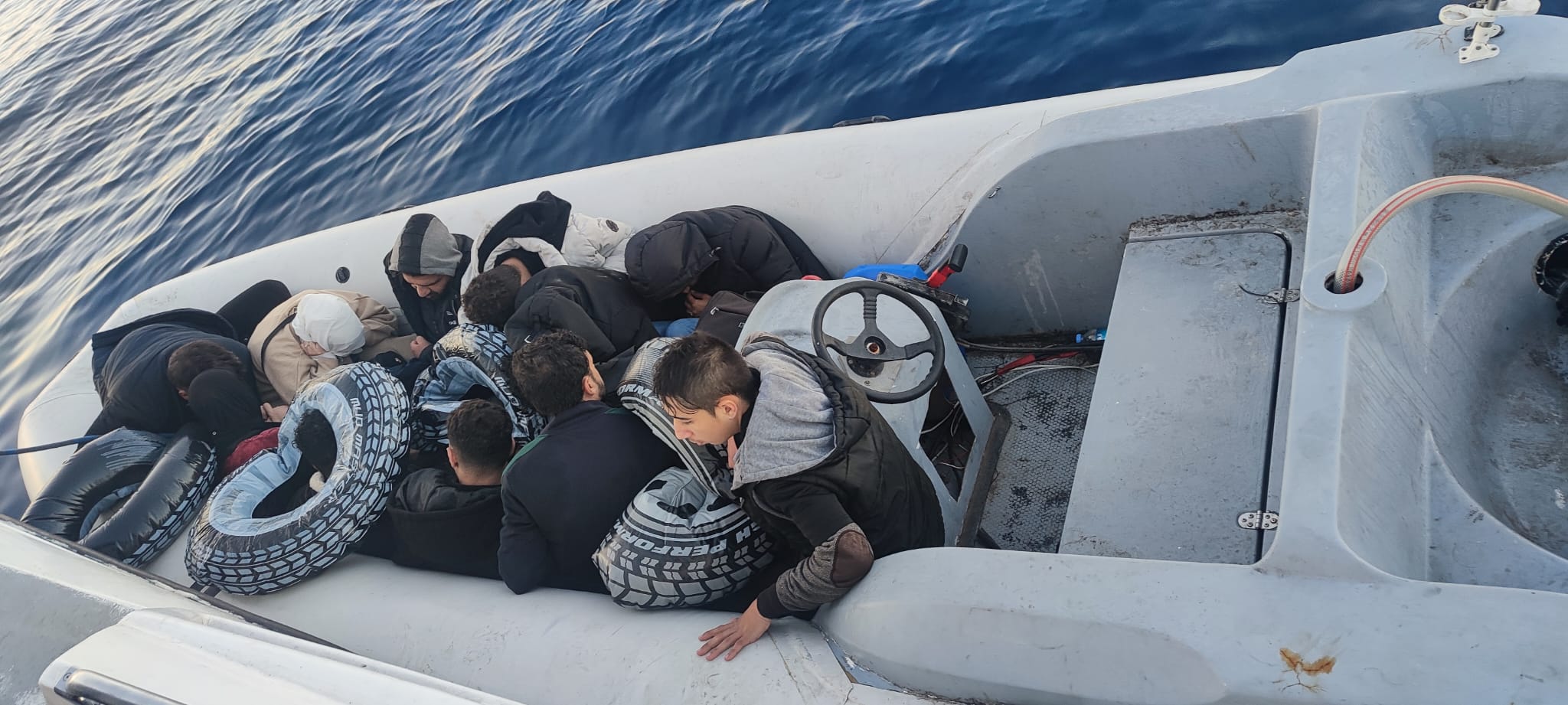 Muğla'nın Bodrum ilçesi açıklarında düzensiz göçmenleri taşıyan lastik bot yakalandı