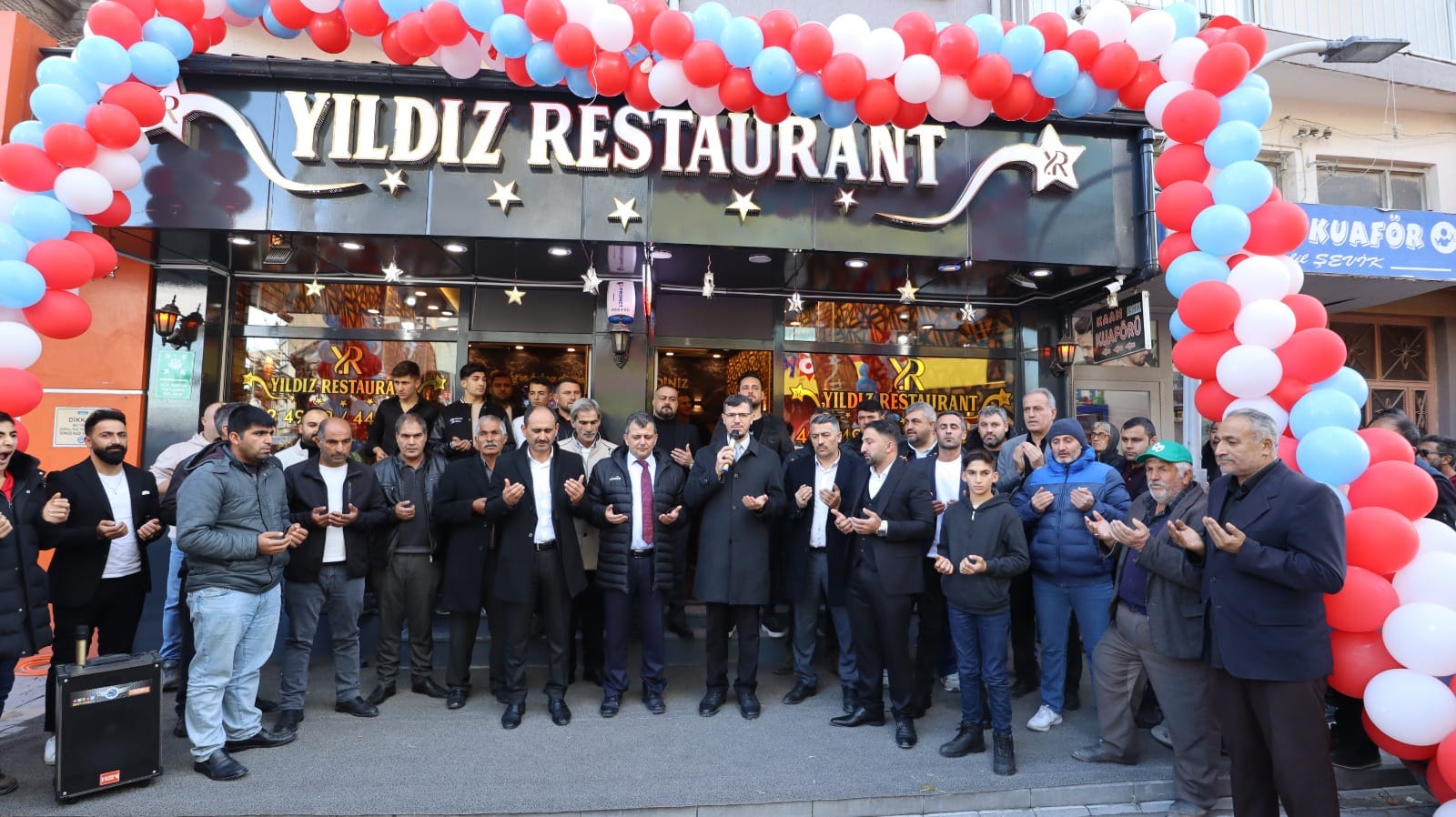 Emirdağ'da Belediye Başkanı Serkan Koyuncu, Girne Caddesi'nde yeni bir restoranın açılışını gerçekleştirdi.