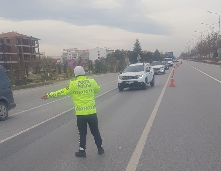 İlimizde yapılan trafik denetimlerinde 7 bin araç sorgulandı ve 3 binden fazla trafik cezası kesildi