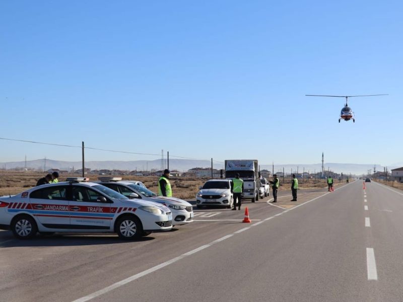 Aksaray'da Jandarma, Hava ve Kara Operasyonlarıyla Trafik Denetimleri Gerçekleştirdi