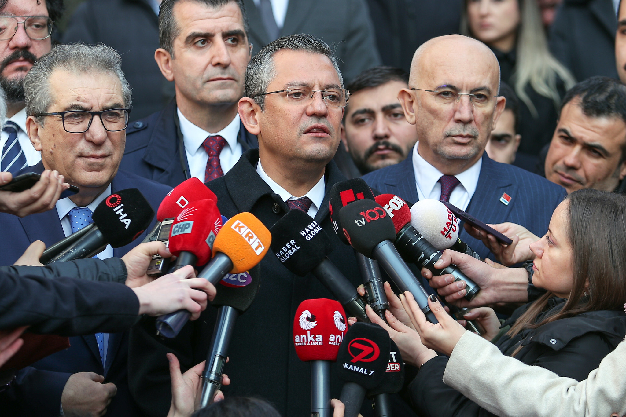 CHP Genel Başkanı Özgür Özel, Sosyal Demokrasi Derneği'ni ziyaret etti ve Can Atalay'ın serbest bırakılması çağrısında bulundu.