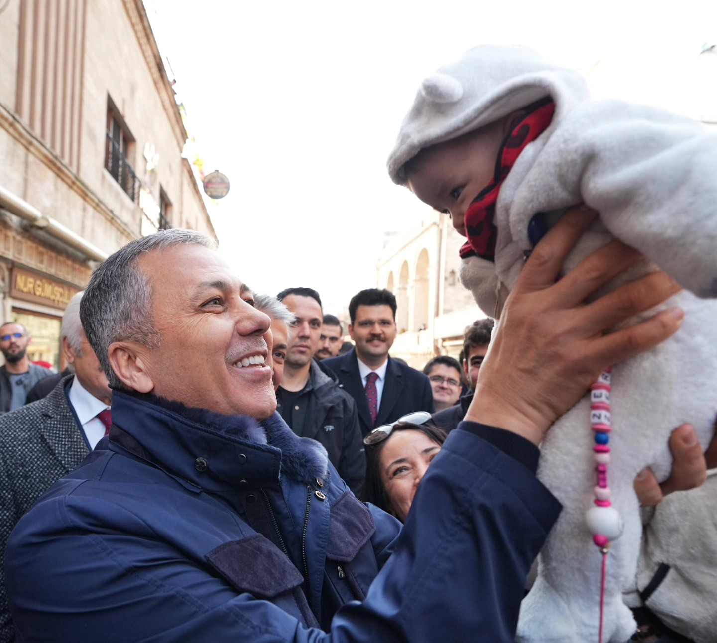 İçişleri Bakanı Ali Yerlikaya, Mardin'de esnaf ve vatandaşlarla buluştu