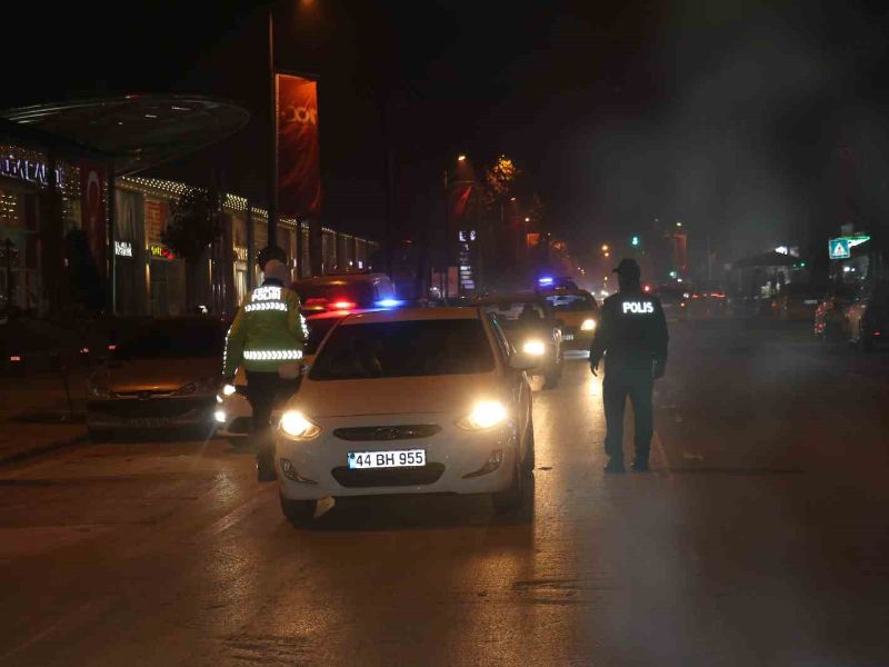 Malatya'da 2 bin 200 polis, yılbaşı öncesi asayiş denetimi gerçekleştirdi.