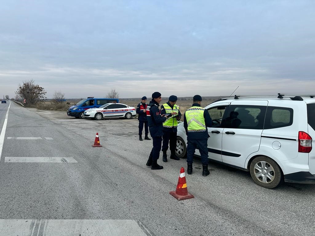 Emniyet Müdürlüğü ve Jandarma, Aralık Ayında İl Genelinde Yüzlerce Araç Üzerinde Trafik Denetimi Gerçekleştirdi