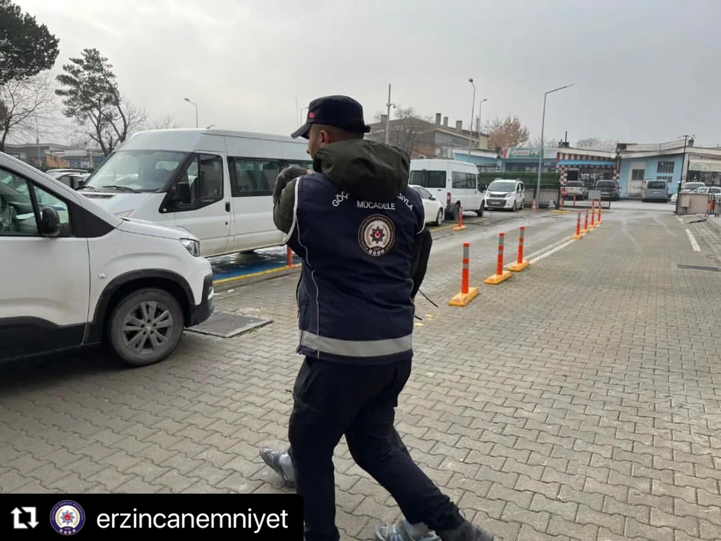 Erzincan polisi, yasa dışı göçmen taşıyan tır sürücüsünü tutukladı