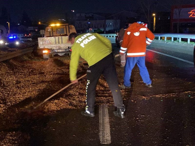 Kocaeli Trafik Polisi, Tır Kazasında Yola Dökülen Talaşları Temizledi