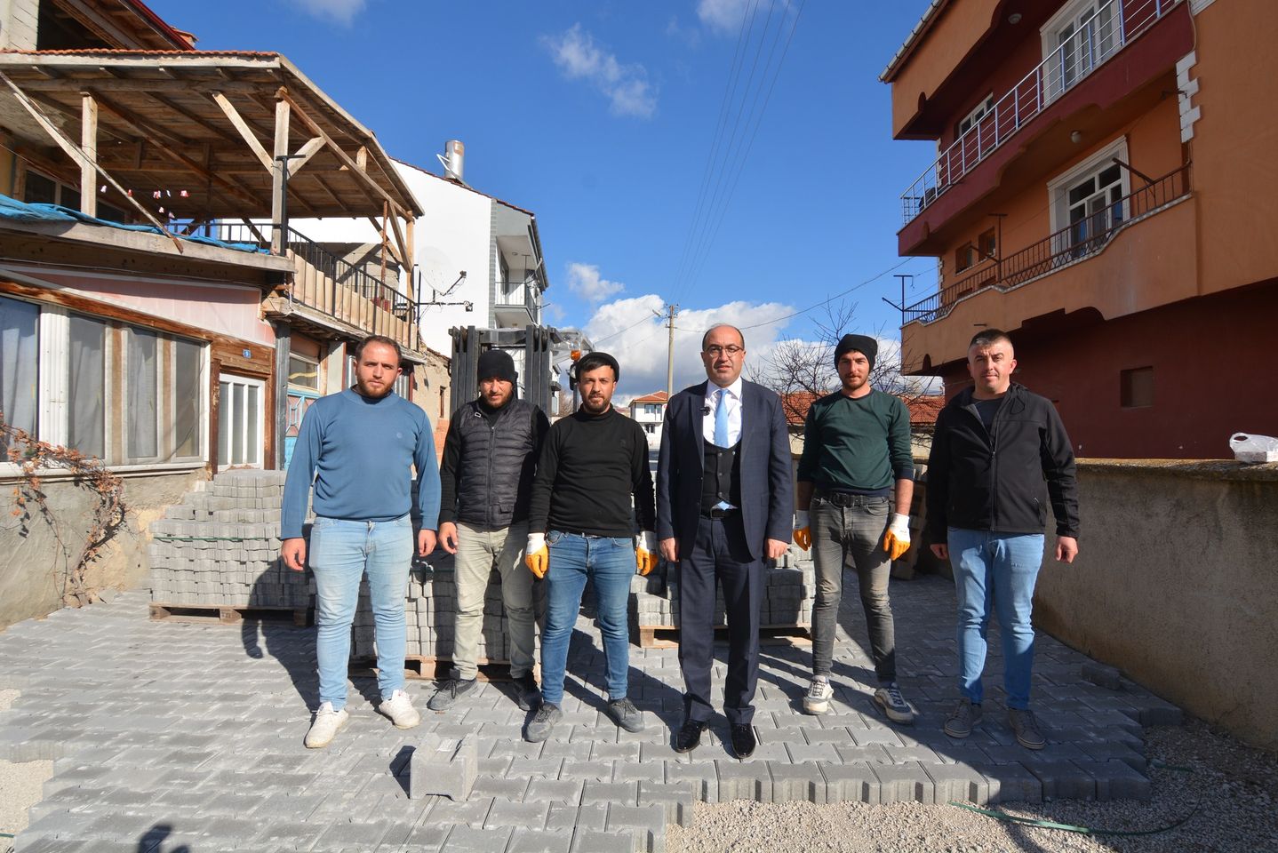 Sandıklı Belediyesi, Sazak Mahallesi'nde kilitli parke taşı döşeme çalışmalarını tamamlıyor.