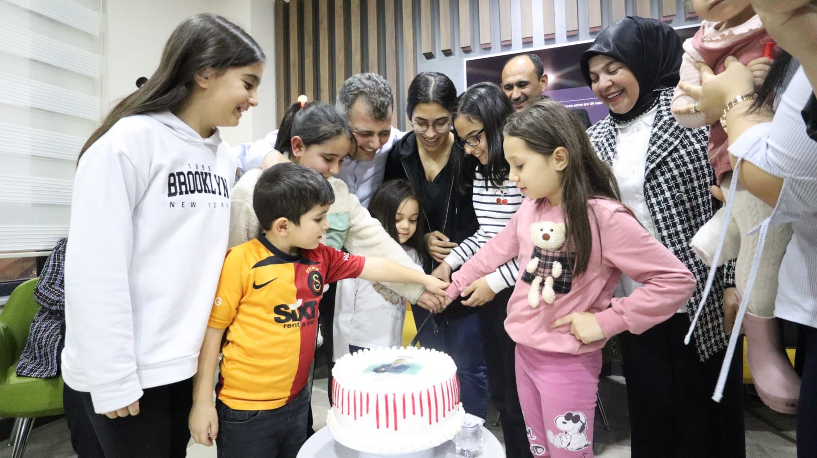 Belediye Başkanı Serkan Koyuncu, Kadın Kültür Evi'nde Emirdağ'da yapılan hizmetleri paylaştı.