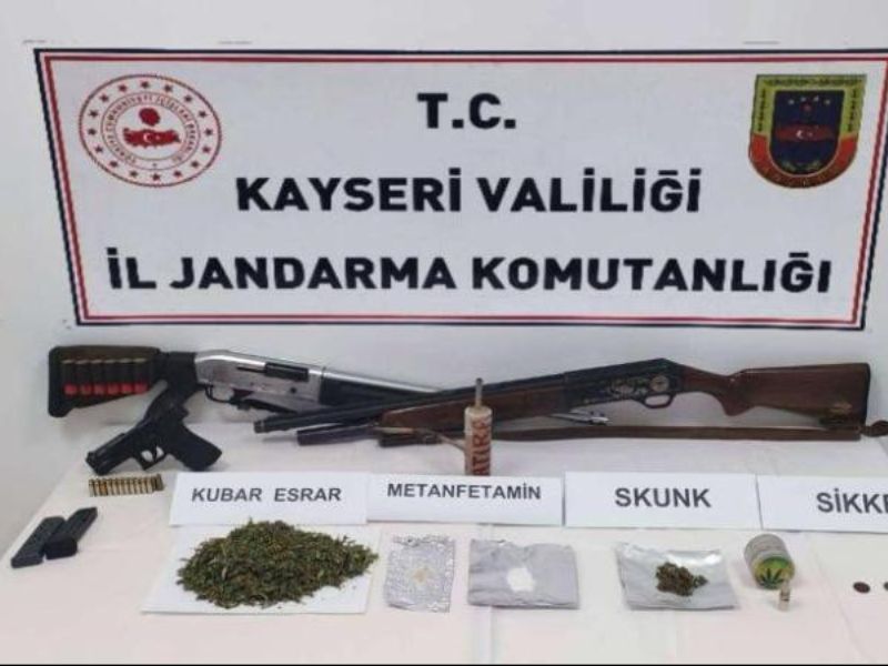 Kayseri'de yapılan operasyonda uyuşturucu ve ruhsatsız silahlar ele geçirildi