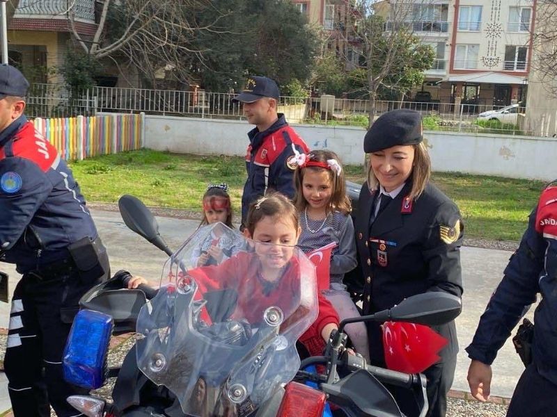 Aydın'da Jandarma, Adnan Menderes Kreş ve Gündüz Bakımevi'nde Eğitim Verdi