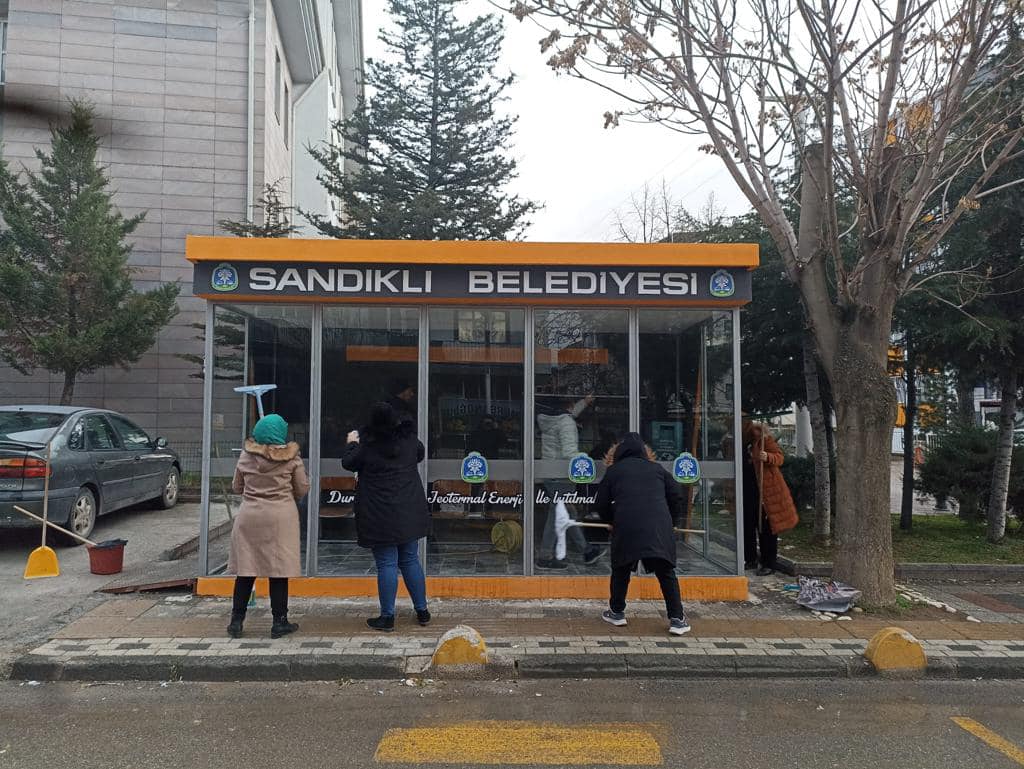 Sandıklı'da Jeotermal Isıtmalı Otobüs Durağının Temizliği Tamamlandı