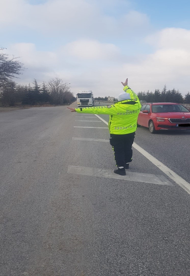 Emniyet güçleri, İlimizdeki trafik denetimlerinde binlerce araç sorguladı ve pek çok ceza kesti