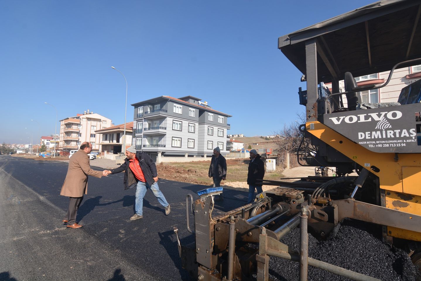 Sandıklı'da Yol Altyapı Hizmetleri Hız Kesmeden Devam Ediyor