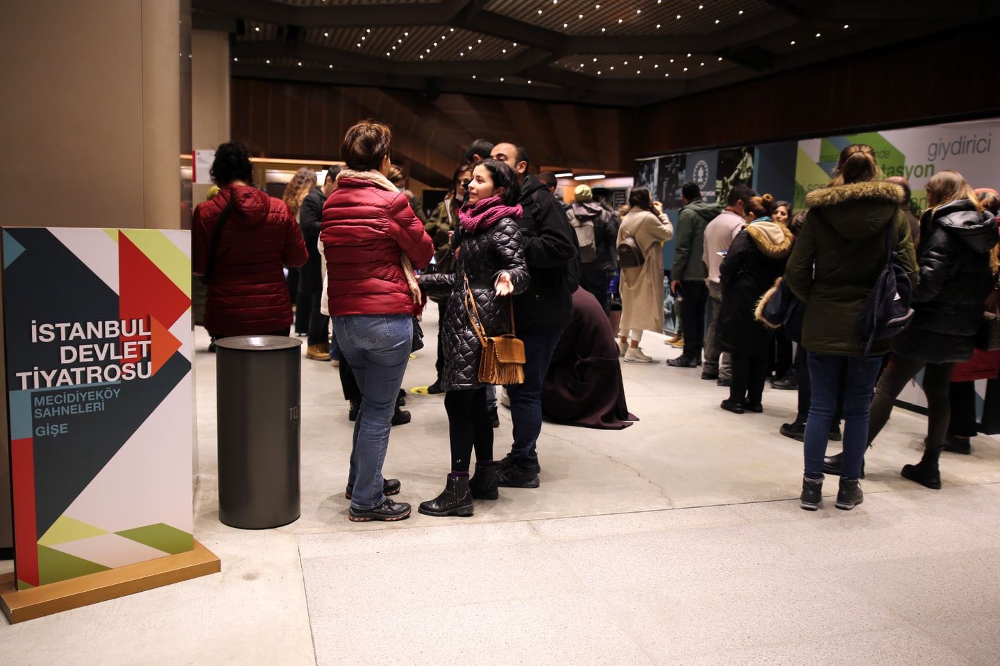 Yeni tiyatro sezonunda fark yaratan iki oyun büyük beğeni topladı.