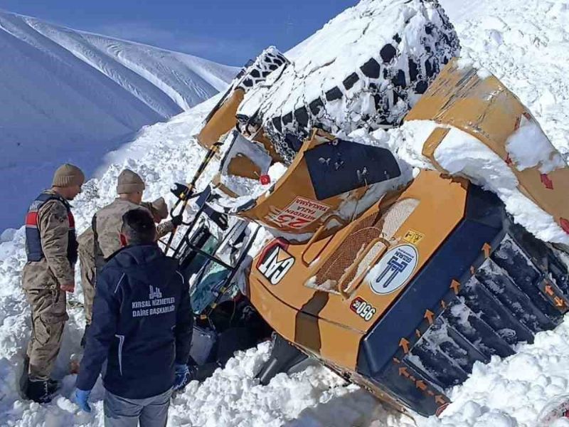 Erzurum'da çığ altında kalan iş makinası operatörü kurtarıldı.