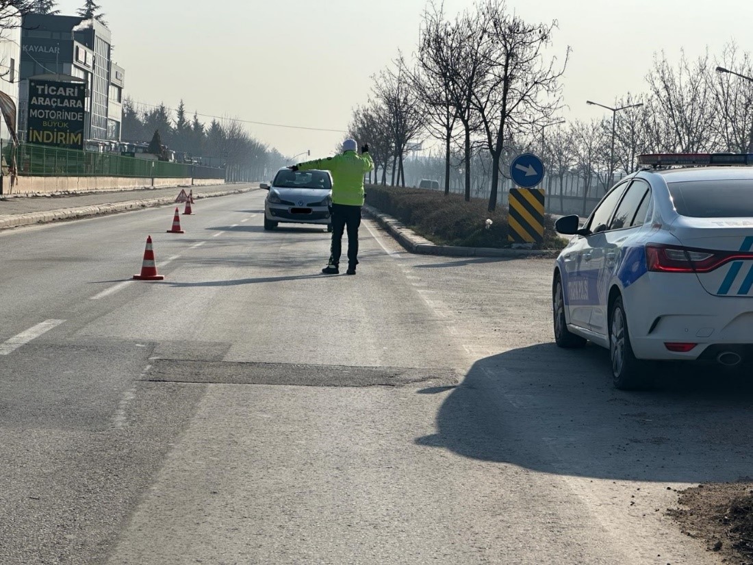 İlimizde yapılan trafik denetimleri sonucunda binlerce araç sorgulandı ve trafikte hatalı hareket eden sürücülere ceza yağdı!