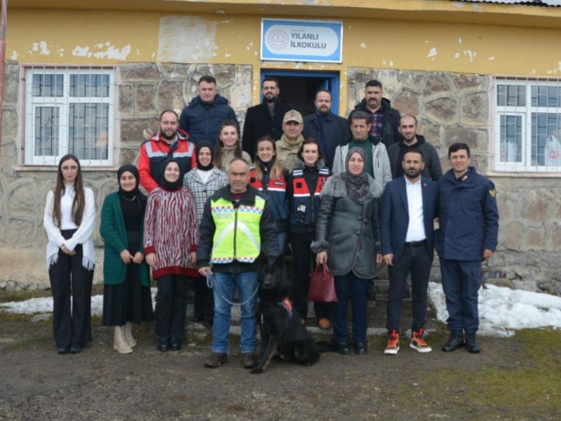 Terör Mağdurları ve Malulleri Derneği Muş'un Varto ilçesinde okul ziyareti gerçekleştirdi.