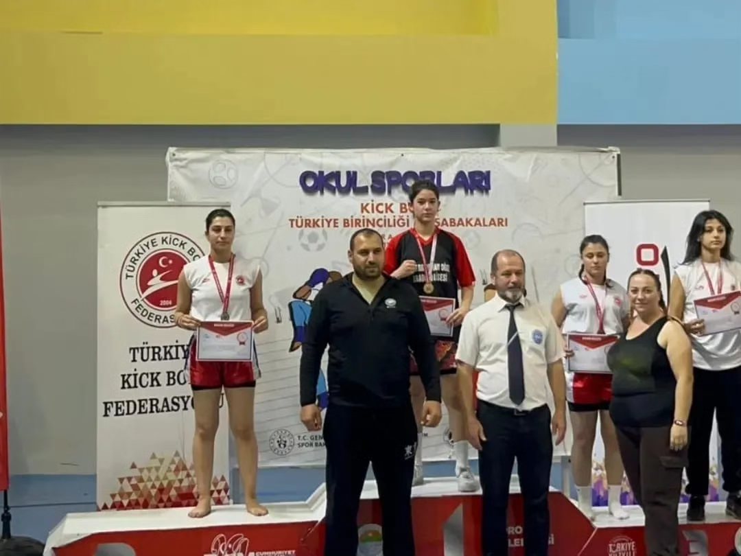 Eskişehirli sporcular Mersin'de düzenlenen Okul Sporları Gençler Kick Boks Şampiyonası'nda büyük başarı elde etti.