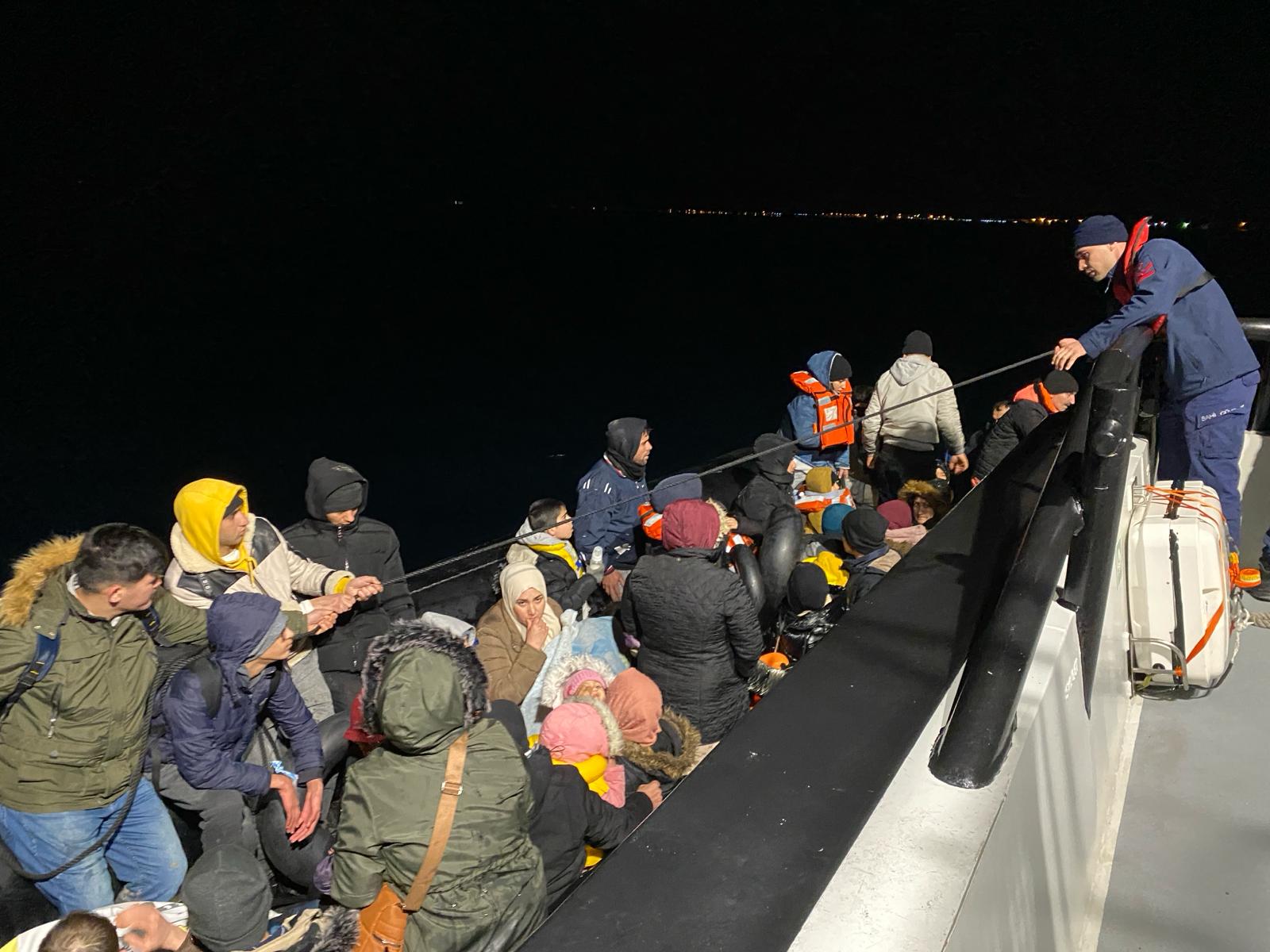 İzmir'in Dikili İlçesi Açıklarında Sahil Güvenlik Botu, Düzensiz Göçmenleri Yakaladı