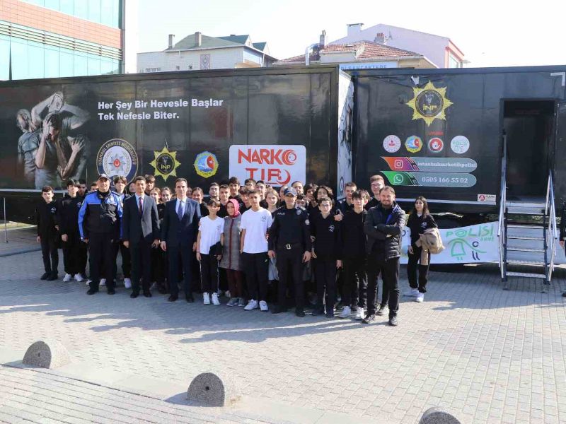 İstanbul'da Narkotik Eğitim Tırı, bağımlılıkla mücadele için Sancaktepe'de konuşlandı