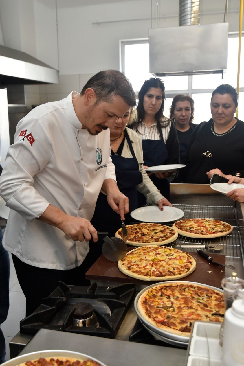 Eskişehir Üniversitesi'nde Kadınlar Günü'nde düzenlenen pizza atölyesi büyük ilgi gördü