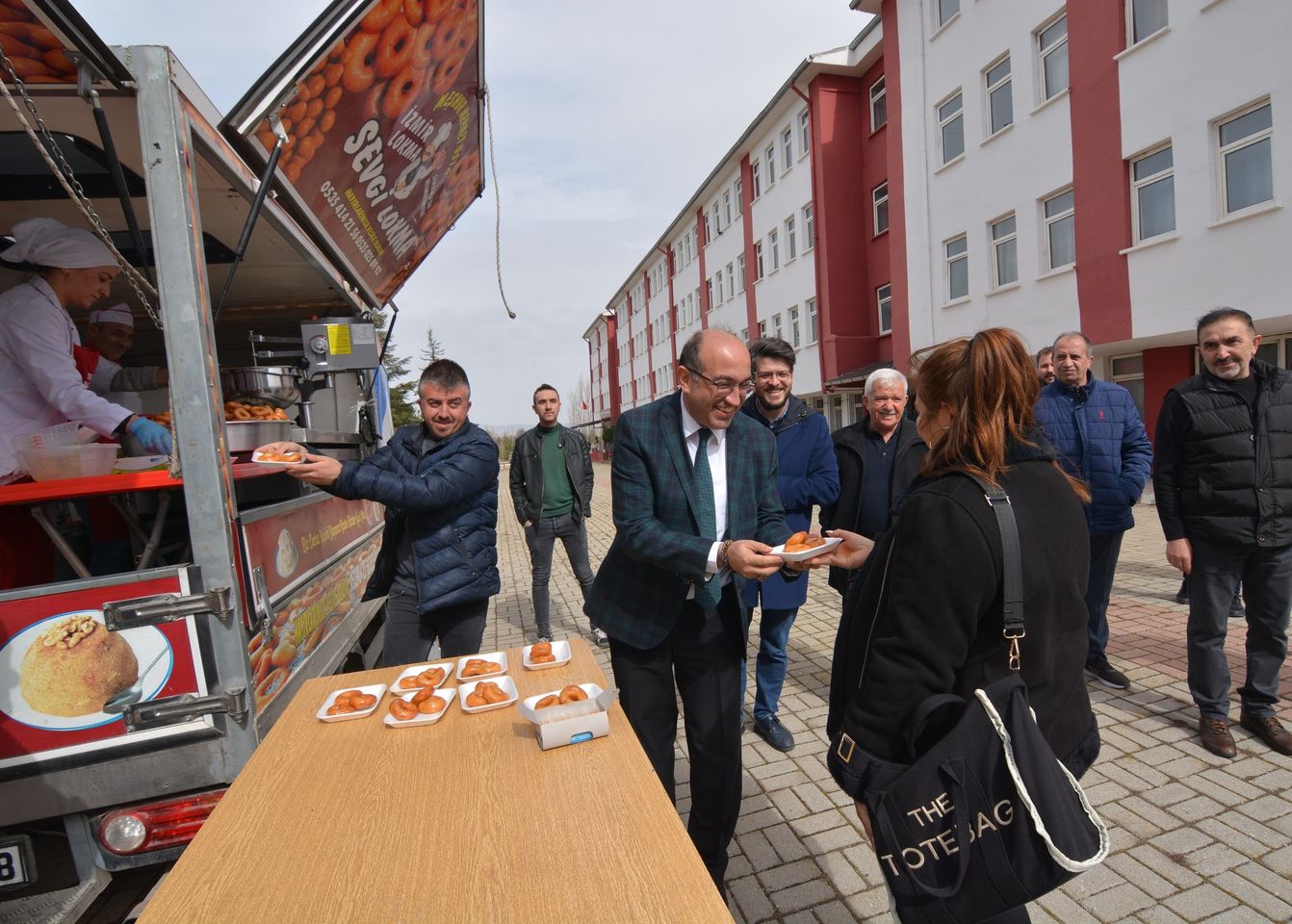 Sandıklı Belediye Başkanı, öğrencilere lokma tatlısı ikram etti