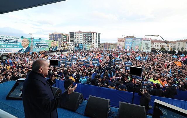 Elazığ'da büyük coşkuyla karşılanan Cumhurbaşkanı, Elazığlılar tarafından teşekkürle selamlandı.