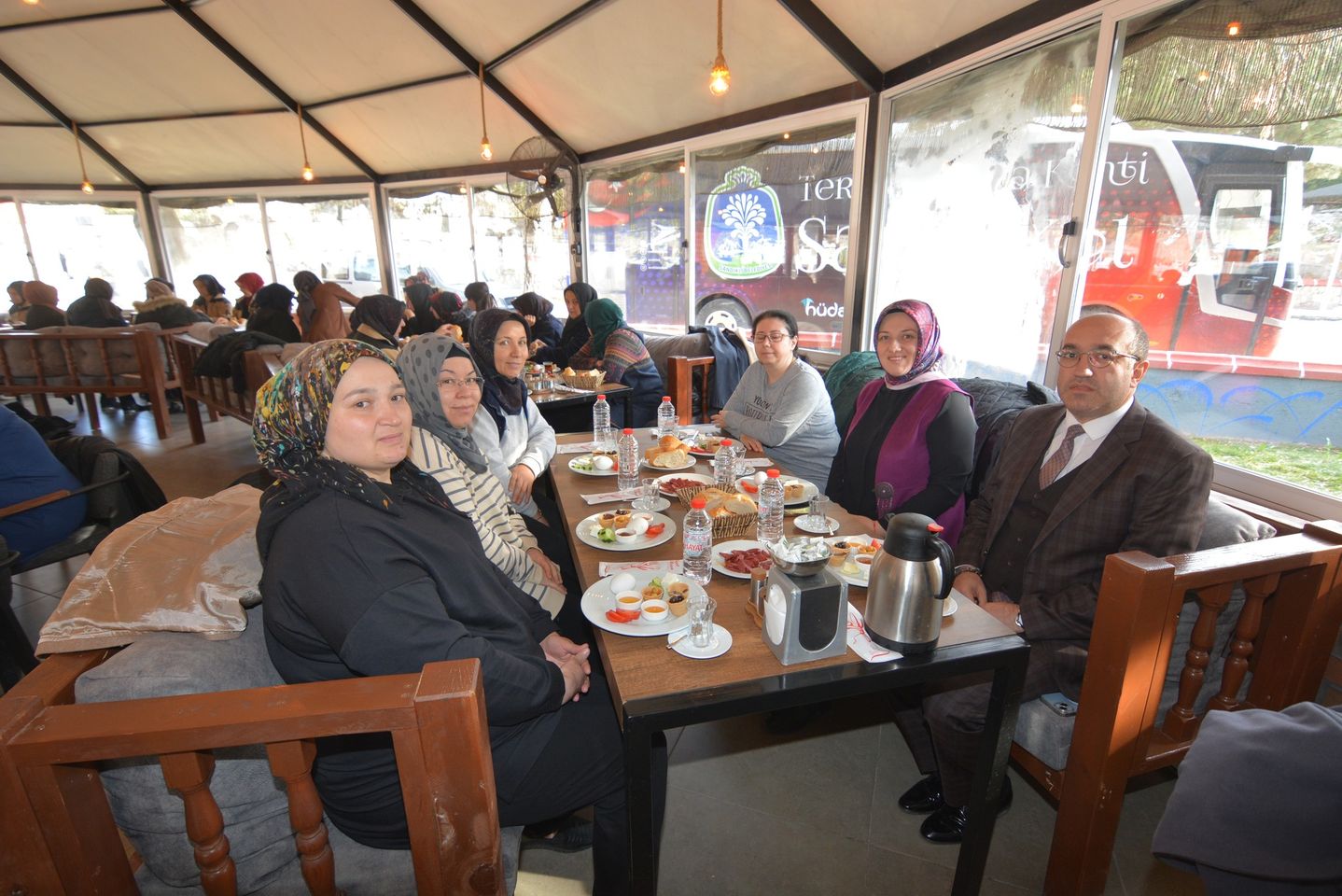 Sandıklı Belediye Başkanı, Kadınlar Günü'nde kadın çalışanları için özel etkinlik düzenledi