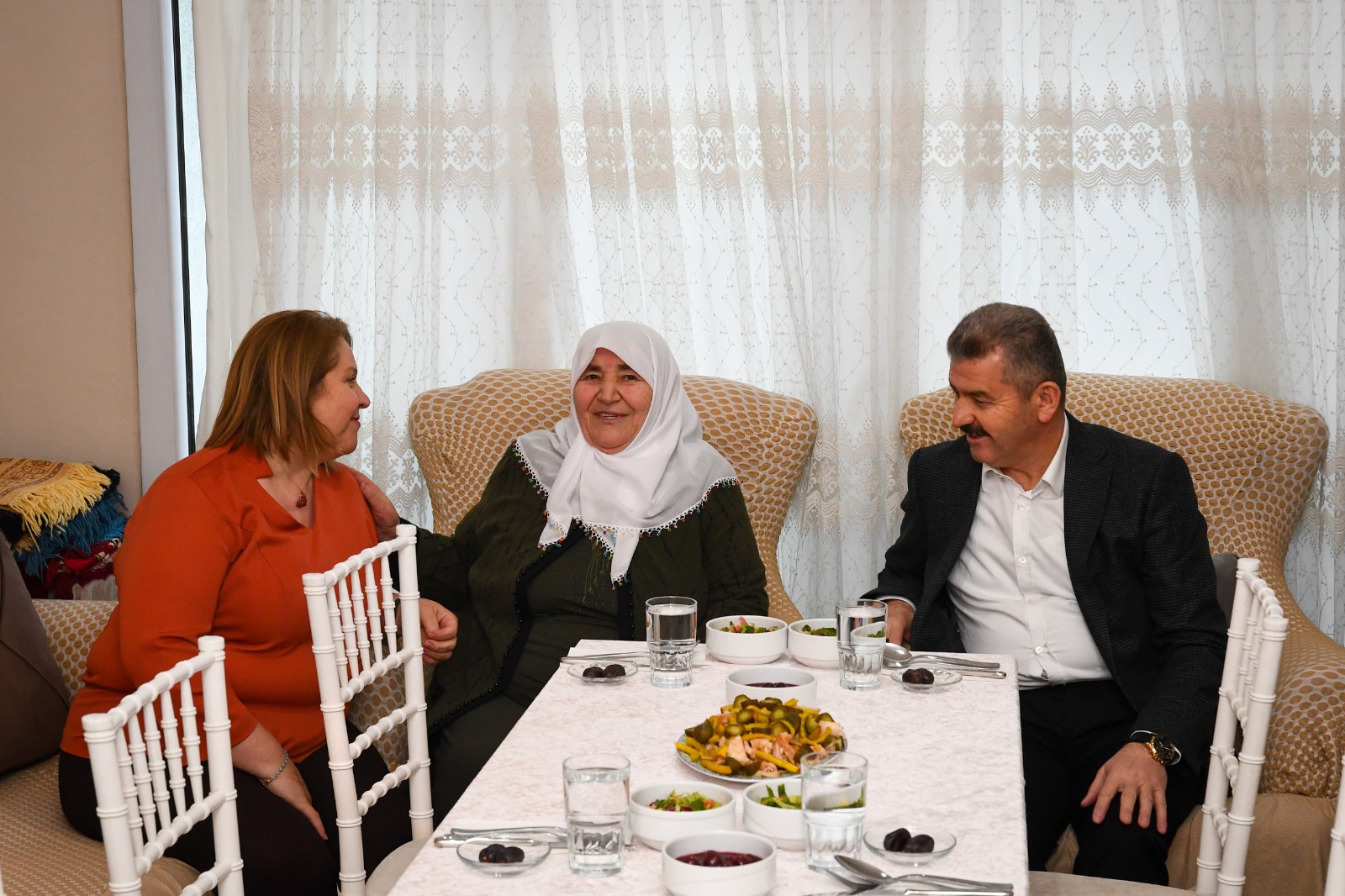 Vali Dr. Turan Ergün ve eşi şehit ailesinin iftar sofrasında