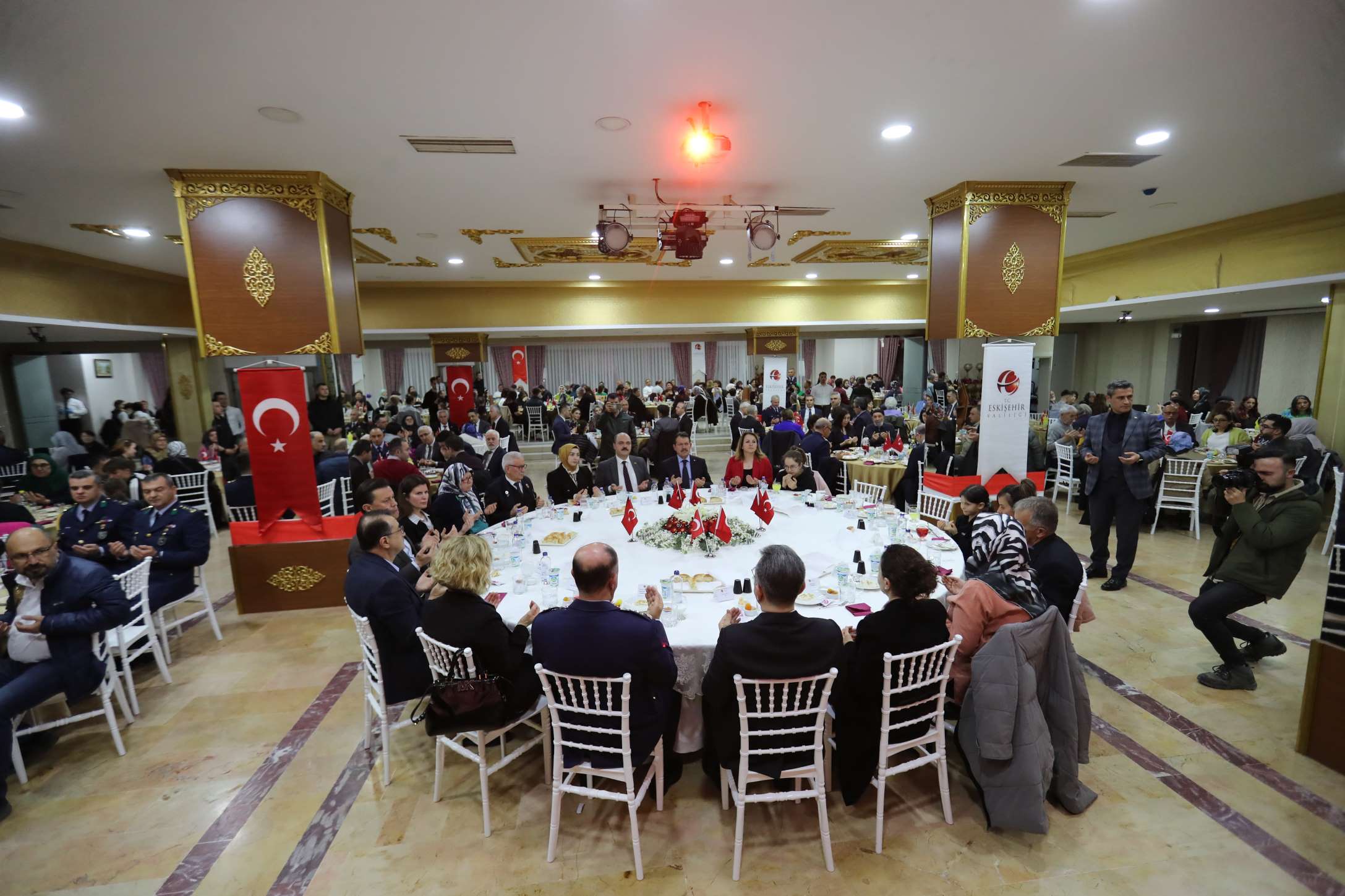 Kaymakam Ömer Ulu, Eskişehir Valiliği'nin düzenlediği iftar programında Şehit Aileleri ve Gazileri ağırladı.