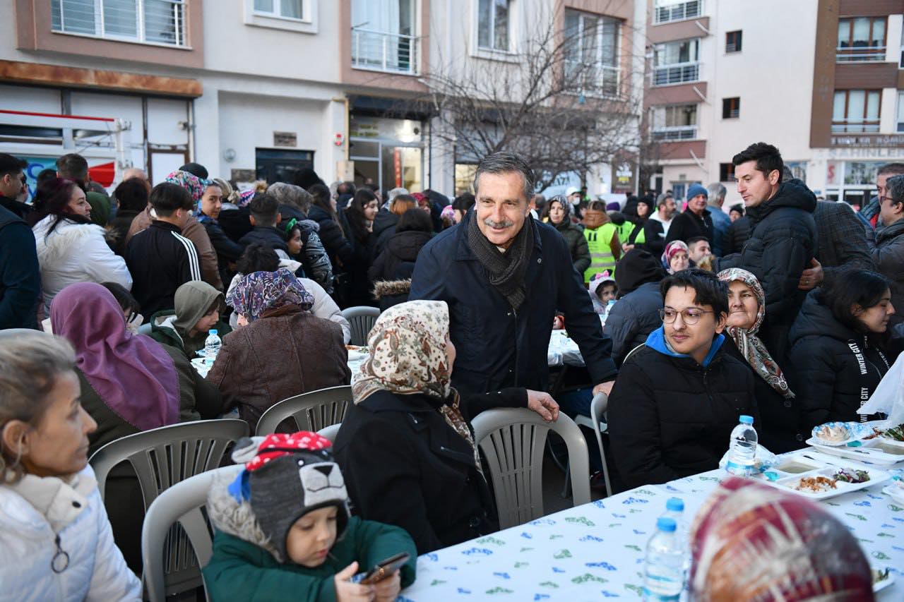 Tepebaşı Belediyesi, Sokak İftarlarıyla Komşuluk Bağlarını Güçlendiriyor