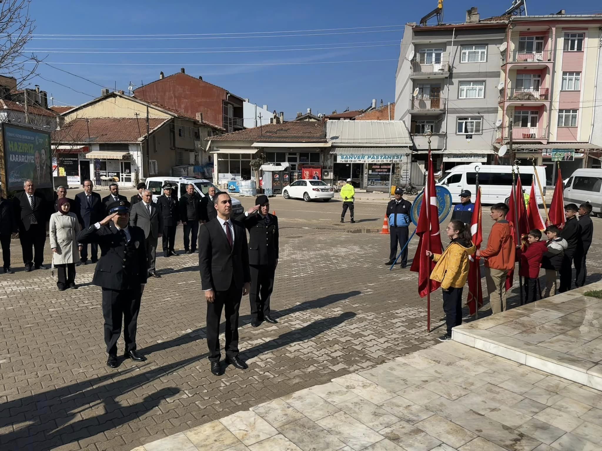 Çanakkale Şehitleri Anma Töreni'nde çelenk sunuldu.