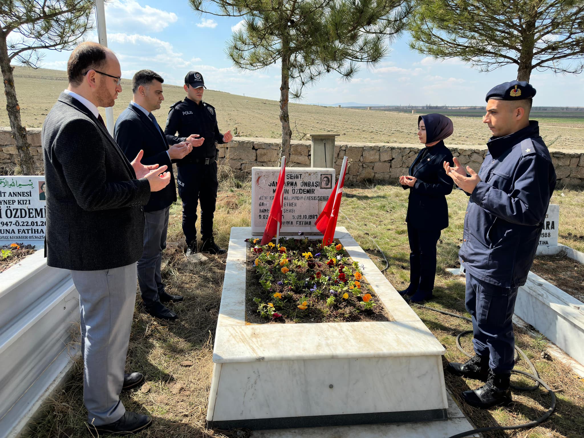 Kaymakam Semanur KALKAN liderliğinde şehitleri ziyaret ettiler.