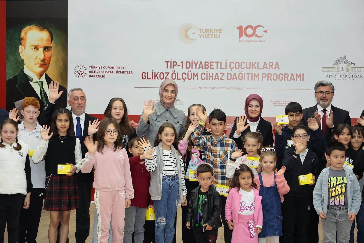 Afyonkarahisar'da Tip-1 Diyabetli Çocuklara Glikoz Ölçüm Cihazları Dağıtıldı