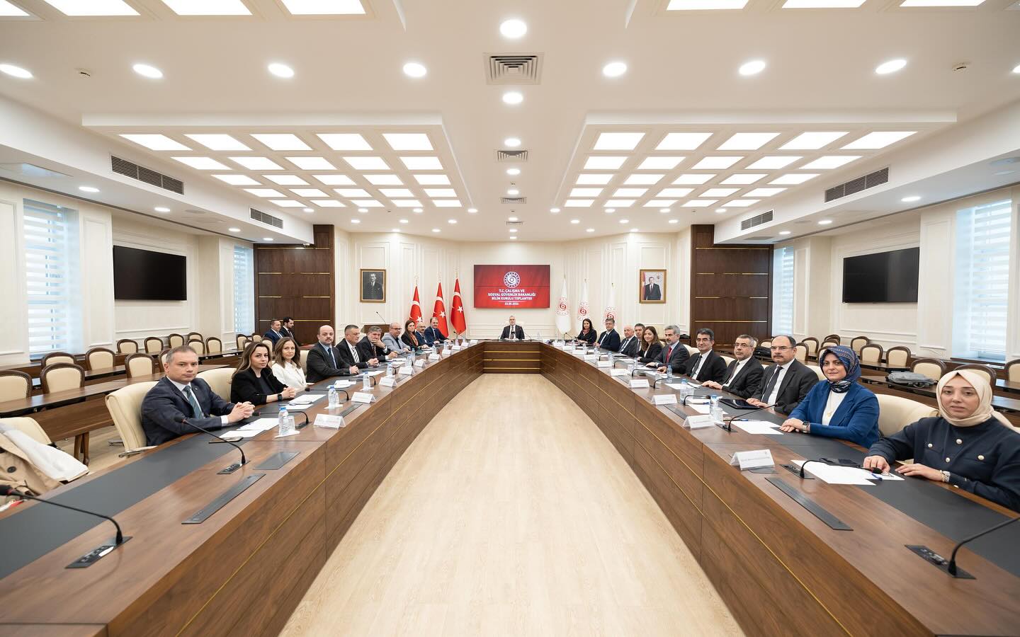 Çalışma ve Sosyal Güvenlik Bakanı Vedat Işıkhan, Bilim Kurulu Toplantısı Gerçekleştirdi