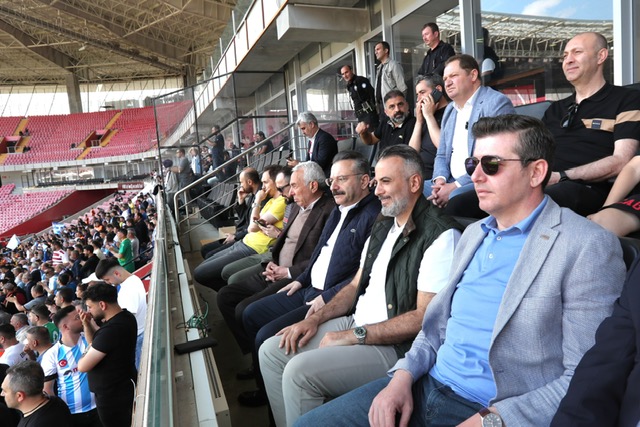 Valimiz Hüseyin Aksoy ve diğer isimler, TFF 3. Lig Play Off Final müsabakasını tribünden izledi