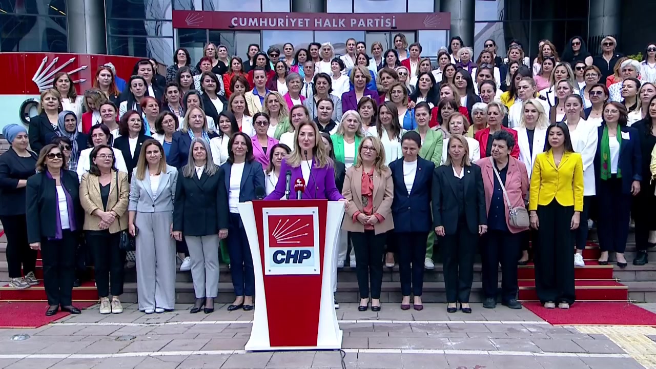 CHP Kadın Kolları Genel Başkanı Aylin Nazlıaka Basın Toplantısı Düzenledi