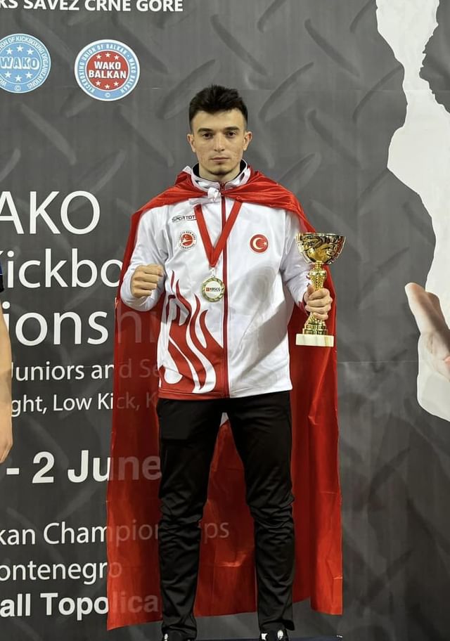 Demokrat Parti Genel Başkan Yardımcısı Cemal Enginyurt, Karadağ'da Kick Boks Balkan Şampiyonası'nda şampiyon olan Ordu'lu sporcu ve antrenörünü tebrik etti
