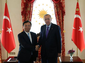 Cumhurbaşkanı Recep Tayyip Erdoğan, Elektrikli Araç Üreticisi BYD'nin Başkanı Wang Chuanfu ile Görüştü