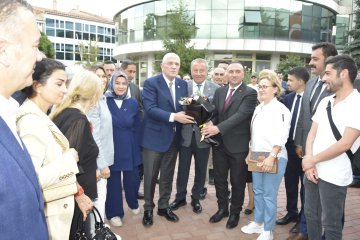 İYİ Parti Milletvekili Hakan Şeref Olgun, İYİ Parti Genel Başkanı Müsavat Dervişoğlu ve milletvekilleri ile Çay Belediyesini ziyaret etti