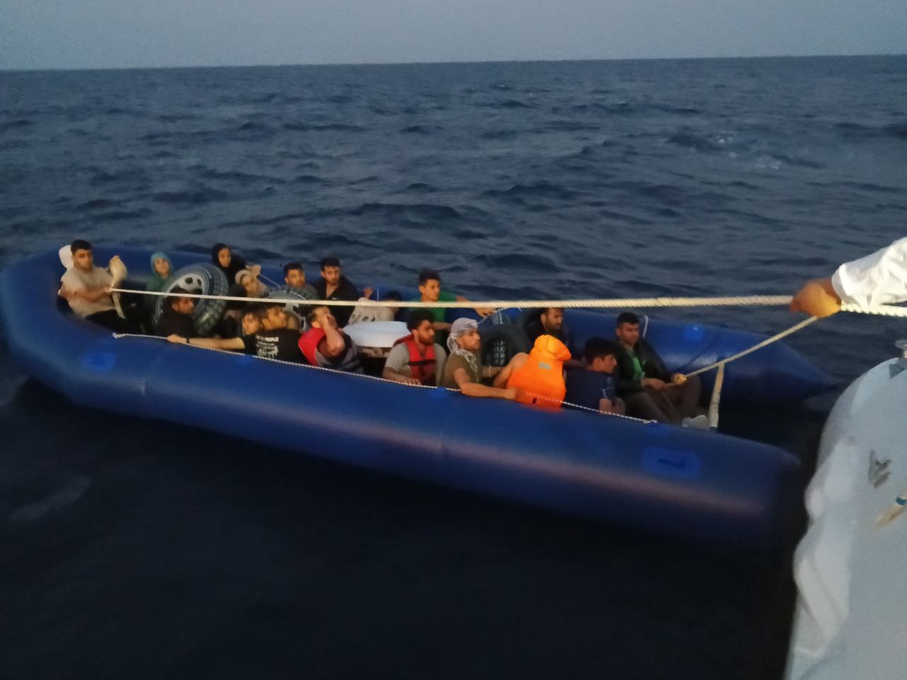 Çanakkale'de Sahil Güvenlik Botu Düzensiz Göçmenleri Kurtardı