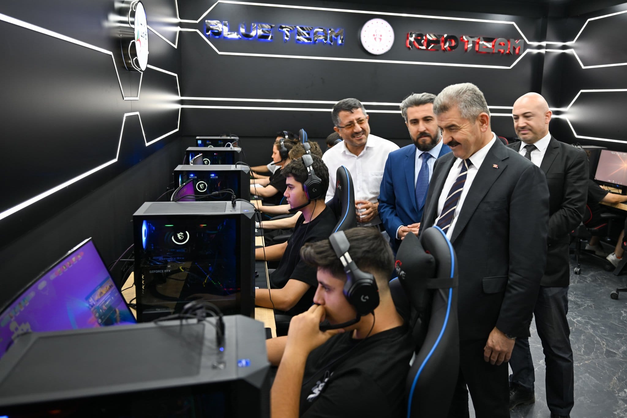 Uşak'ta Gençlik Merkezi'nde e-Spor Salonu Açıldı